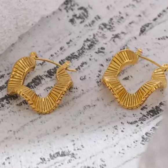 💛Gold plated irregular hoop earrings - Picture 6 of 7